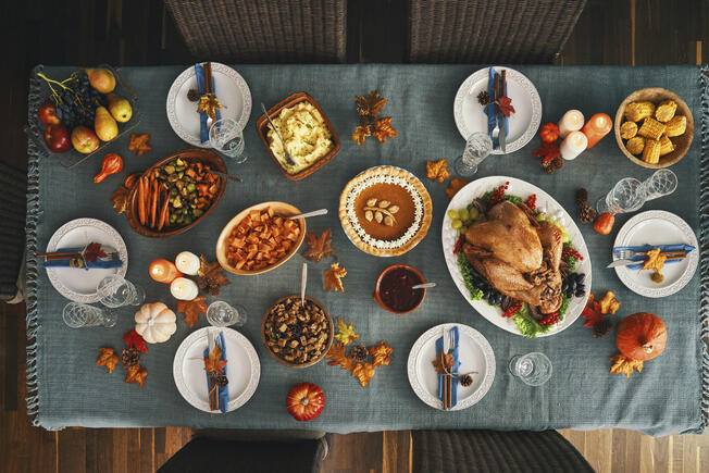 iStock-1268544544" width="653" loading="lazy" style="width: 653px;" srcset="https://www.giftcardpartners.com/hs-fs/hubfs/iStock-126485445 width=327&name=iStock-1268544544.jpg 327w, https://www.giftcardpartners.com/hs-fs/hubfs/iStock-1268544544.jpg?width=653&name=iStock-1234w546 https://www.giftcardpartners.com/hs-fs/hubfs/iStock-1268544544.jpg?width=653&name=iStock-1234.jpg545 giftcardpartners.com/hs-fs/hubfs/iStock-1268544544.jpg?width=980&name=iStock-1268544544.jpg 980w، https://www.giftcardpartners.com/hs-fs/hs-fs/hubf45456/05/04 =1306&name=iStock-1268544544.jpg 1306w, https://www.giftcardpartners.com/hs-fs/hubfs/iStock-1268544544.jpg?width=1633&name=iStock-15343w4, https://www.giftcardpartners.com/hs-fs/hubfs/iStock-1268544544.jpg?width=1633&name=iStock-15343.jpg, https://www.giftcardpartners.com/ .com/hs-fs/hubfs/iStock-1268544544.jpg?width=1959&name=iStock-1268544544.jpg 1959w" sizes="(max-width: 653px) 100v10px. سرآشپز خانگی  </h4>
<p>آشپز خانگی مجموعه‌ای از <span>موارد مورد علاقه روز شکرگزاری</span> را برای انتخاب دارد که دستورالعمل‌های گام به گام را برای شما ارائه می‌کند. راحتی کارکنان </p>
<p> امسال سرآشپز خانه گزینه‌های آلاکارته را ارائه می‌دهد از جمله:</p>
<ul>
<li><span> کباب سینه بوقلمون – 6 تا 8 سرو – 44.98 دلار </span></li>
<li><span> مخلفات – آماده‌سازی/پختن همه بین 20 تا 50 دقیقه طول می‌کشد</span></li>
<ul>
<li><span> و بیسکویت مریم گلی با کره عسل – 6 وعده – 15.98 دلار</span></li>
<li><span> کلم بروکسل با پیاز کاراملیزه و لعاب بیکن افرا – 6 وعده – 15.98 دلار</span></li>
<li><span> پوره سیب زمینی بارگذاری شده با پوره سیب زمینی با بیکن و 9 عدد، 9 عدد، 9 عدد، 9 عدد، 1 عدد، 1 عدد، 6 عدد، 1 عدد، 6 عدد، 6 عدد، 1 عدد، 1 عدد، 6 عدد، 1 عدد، 1 عدد، 6 عدد، 1 عدد، 1 عدد، 6 عدد، 6 عدد، 1 عدد، 1 عدد، 6 عدد، 1 عدد، 1 عدد، 6 عدد، 1 عدد، 1 عدد، 6 عدد. سیب‌زمینی شیرین و سیب‌زمینی برشته با کرن بری و اسپند آب‌پز – 6 تا 15.98 دلار </span></li>
<li><span> نان ذرت چدار با Jalapeño Popper Schmear  – 6 تا 15.98 دلار </span></li>
</ul>
</ul>
<p><span>. غذاها در هفته 22/11 ارسال خواهند شد.</span></p>
<h4 style=